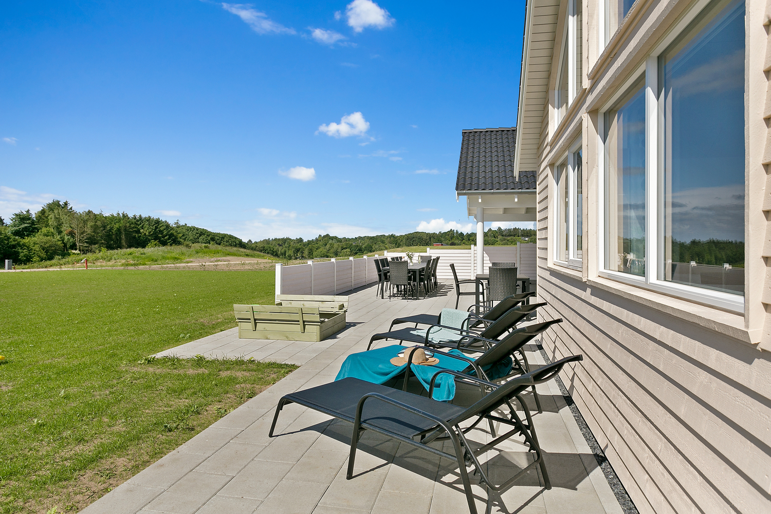 Luksushus nr. 405 har en deilig terrasse med gode hagemøbler til 18 personer.