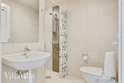 Det finnes bad med dusj i luksushus nr. 405 til 18 personer.