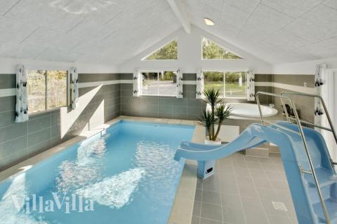 Feriehus 406 har et flott basseng med sklie, et stort innebygd boblebad og en badstue