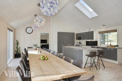 Det er plass til 24 personer i det store lyse oppholdsrommet i luksushus nr. 406.