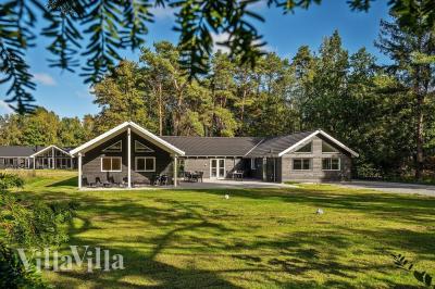 Dette lekre huset med svømmebasseng, nr. 406, med plass til 24 personer, ligger i Nordsjælland