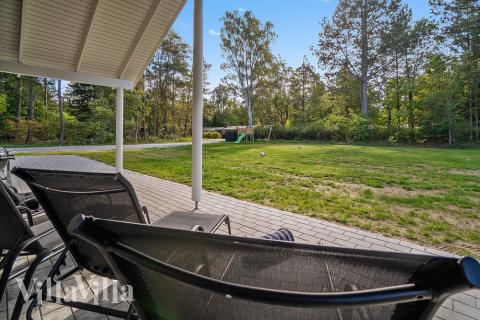 I det attraktive feriehuset nr. 406 i Nordsjælland finnes det mengder av utendørsaktiviteter, som leketårn og huskestativ.