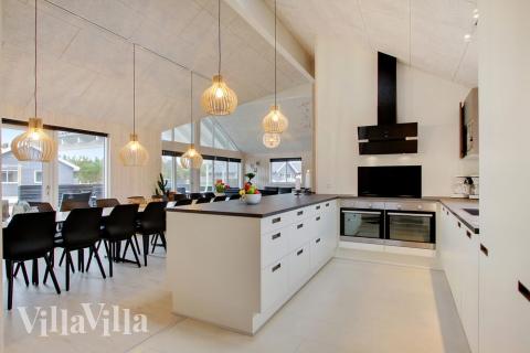 Kjøkkenet i luksushus nr. 407 er fullt utstyrt så dere lett kan lage mat til 22 personer.