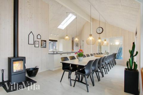 Det er plass til 22 personer i det store lyse oppholdsrommet i luksushus nr. 407.