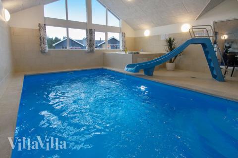 Feriehus 407 har et flott basseng med sklie, et stort innebygd boblebad og en badstue