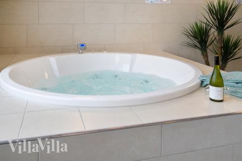 Nyt varmen i boblebadet i luksushus nr. 407 i Vestjylland