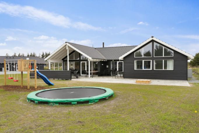 Dette lekre huset med svømmebasseng, nr. 407, med plass til 22 personer, ligger i Vestjylland
