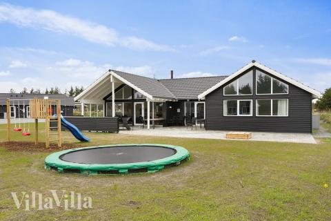 Dette lekre huset med svømmebasseng, nr. 407, med plass til 22 personer, ligger i Vestjylland