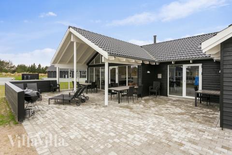 Luksushus nr. 407 har en deilig terrasse med gode hagemøbler til 22 personer.