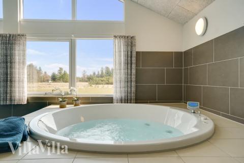 Nyt varmen i boblebadet i luksushus nr. 408 i Nordjylland