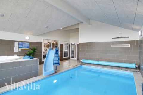 Feriehus 408 har et flott basseng med sklie, et stort innebygd boblebad og en badstue