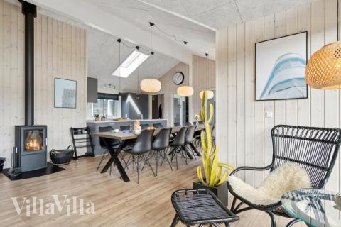 Sofaen i luksushus nr. 408 i Nordjylland er perfekt for å hygge seg med et brettspill eller se en film sammen.