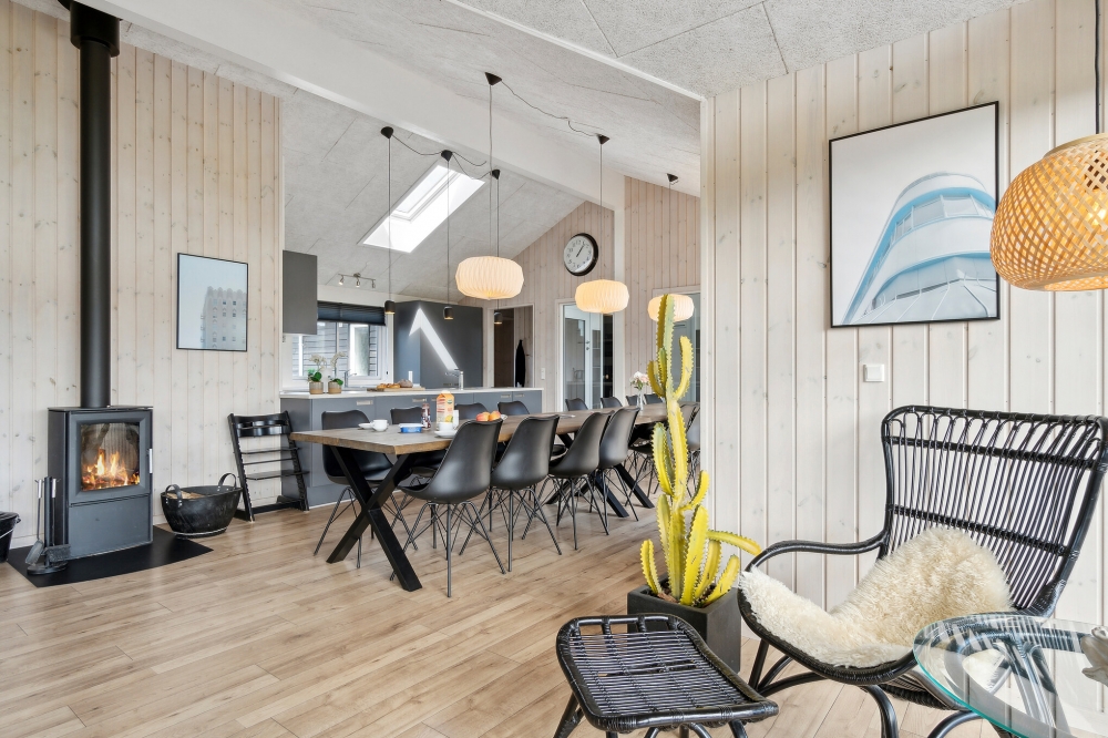 Sofaen i luksushus nr. 408 i Nordjylland er perfekt for å hygge seg med et brettspill eller se en film sammen.