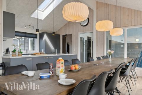 Det er plass til 18 personer i det store lyse oppholdsrommet i luksushus nr. 408.