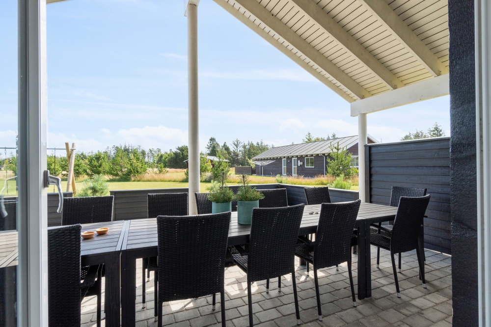 Luksushus nr. 408 har en deilig terrasse med gode hagemøbler til 18 personer.