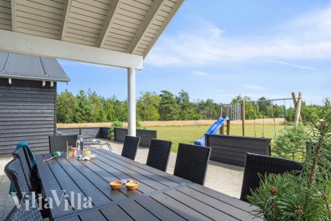 Nyt en grillkveld på terrassen i luksushus nr. 408 i Nordjylland