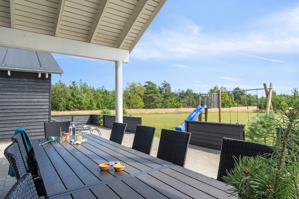 Nyt en grillkveld på terrassen i luksushus nr. 408 i Nordjylland