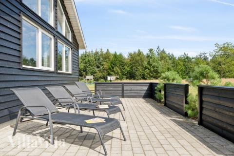 På terrassen i feriehus nr. 408 er det plass til 18 personer.
