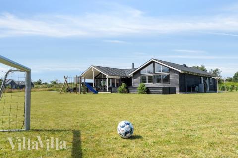 I det attraktive feriehuset nr. 408 i Nordjylland finnes det mengder av utendørsaktiviteter, som leketårn og huskestativ.