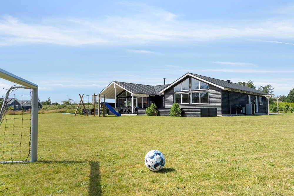 I det attraktive feriehuset nr. 408 i Nordjylland finnes det mengder av utendørsaktiviteter, som leketårn og huskestativ.