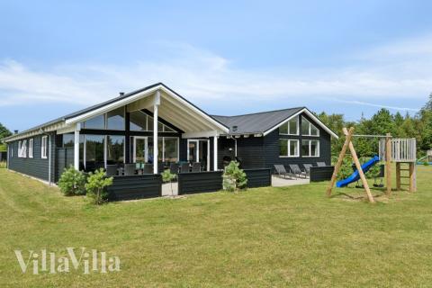 Dette lekre huset med svømmebasseng, nr. 408, med plass til 18 personer, ligger i Nordjylland