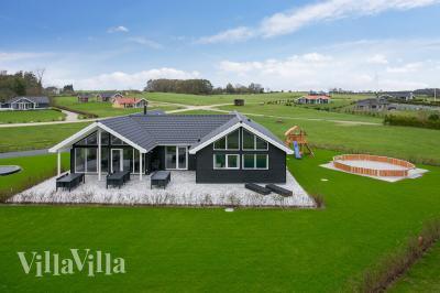 Dette lekre huset med svømmebasseng, nr. 392, med plass til 18 personer, ligger i Fyn og øyer