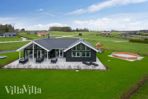 Dette lekre huset med svømmebasseng, nr. 392, med plass til 18 personer, ligger i Fyn og øyer