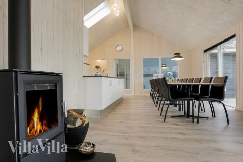 Det er god plass til at 18 personer sitter sammen i feriehusets oppholdsrom under et besøk i luksushus 392 i Fyn og øyer.