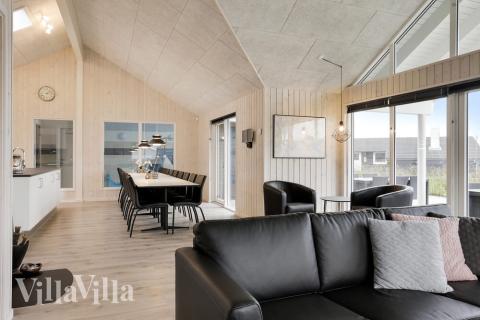 Det er plass til 18 personer i det store lyse oppholdsrommet i luksushus nr. 392.