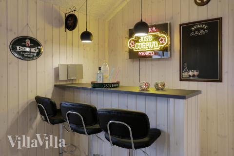 De lekre feriehusene tilbyr blant annet egen bar, som denne i luksushus nr. 392 i Fyn og øyer