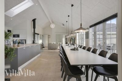 Det er plass til 26 personer i det store lyse oppholdsrommet i luksushus nr. 415.