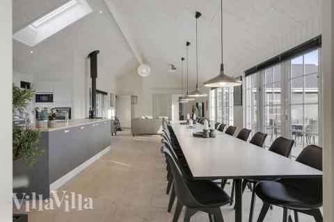 Det er plass til 26 personer i det store lyse oppholdsrommet i luksushus nr. 415.