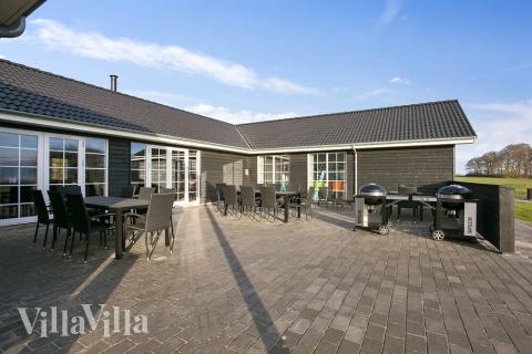 Luksushus nr. 415 har en deilig terrasse med gode hagemøbler til 26 personer.