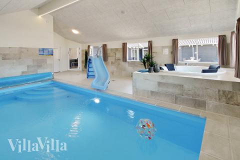 Feriehus 410 har et flott basseng med sklie, et stort innebygd boblebad og en badstue