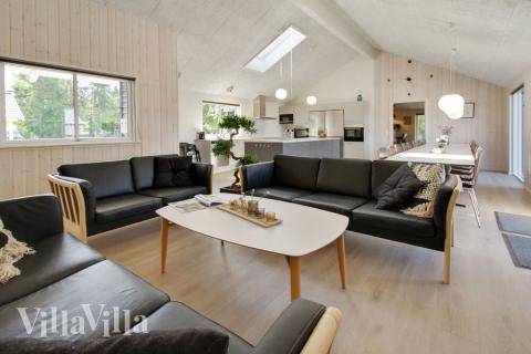 Det er plass til 20 personer i det store lyse oppholdsrommet i luksushus nr. 410.