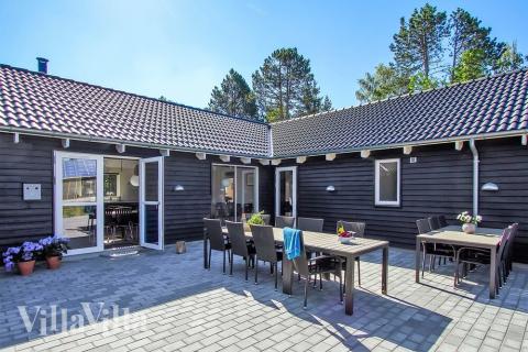 Luksushus nr. 410 har en deilig terrasse med gode hagemøbler til 20 personer.