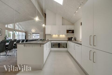 Kjøkkenet i luksushus nr. 409 er fullt utstyrt så dere lett kan lage mat til 18 personer.