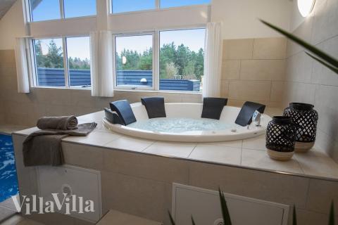 Nyt varmen i boblebadet i luksushus nr. 409 i Vestjylland