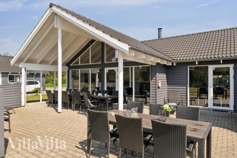 Luksushus nr. 409 har en deilig terrasse med gode hagemøbler til 18 personer.