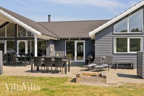 I det attraktive feriehuset nr. 409 i Vestjylland finnes det mengder av utendørsaktiviteter, som leketårn og huskestativ.