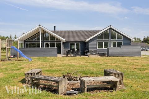 Dette lekre huset med svømmebasseng, nr. 409, med plass til 18 personer, ligger i Vestjylland