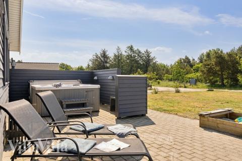 På terrassen i feriehus nr. 409 er det plass til 18 personer.