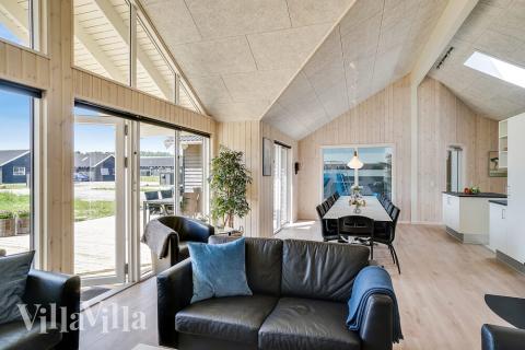 Det er plass til 16 personer i det store lyse oppholdsrommet i luksushus nr. 416.