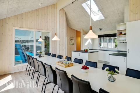 Det er god plass til at 16 personer sitter sammen i feriehusets oppholdsrom under et besøk i luksushus 416 i Nordsjælland.