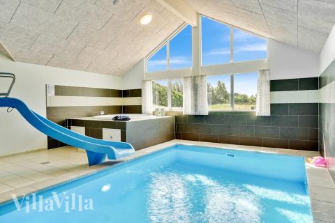 Feriehus 416 har et flott basseng med sklie, et stort innebygd boblebad og en badstue