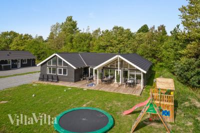 Dette lekre huset med svømmebasseng, nr. 416, med plass til 16 personer, ligger i Nordsjælland