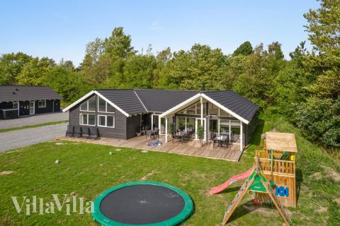Dette lekre huset med svømmebasseng, nr. 416, med plass til 16 personer, ligger i Nordsjælland