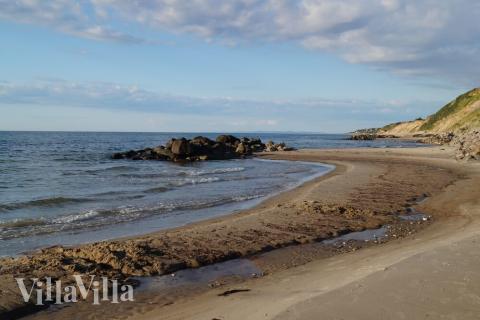 Stranden nær luksushus nr. 416 i Nordsjælland er ideell til gåturer.