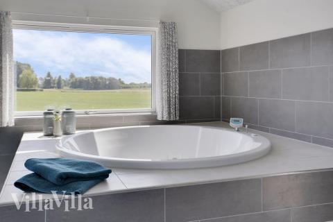 Nyt varmen i boblebadet i luksushus nr. 403 i Lolland/Falster/Møn