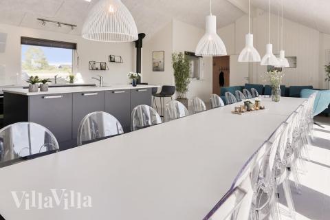 Det er god plass til at 24 personer sitter sammen i feriehusets oppholdsrom under et besøk i luksushus 403 i Lolland/Falster/Møn.